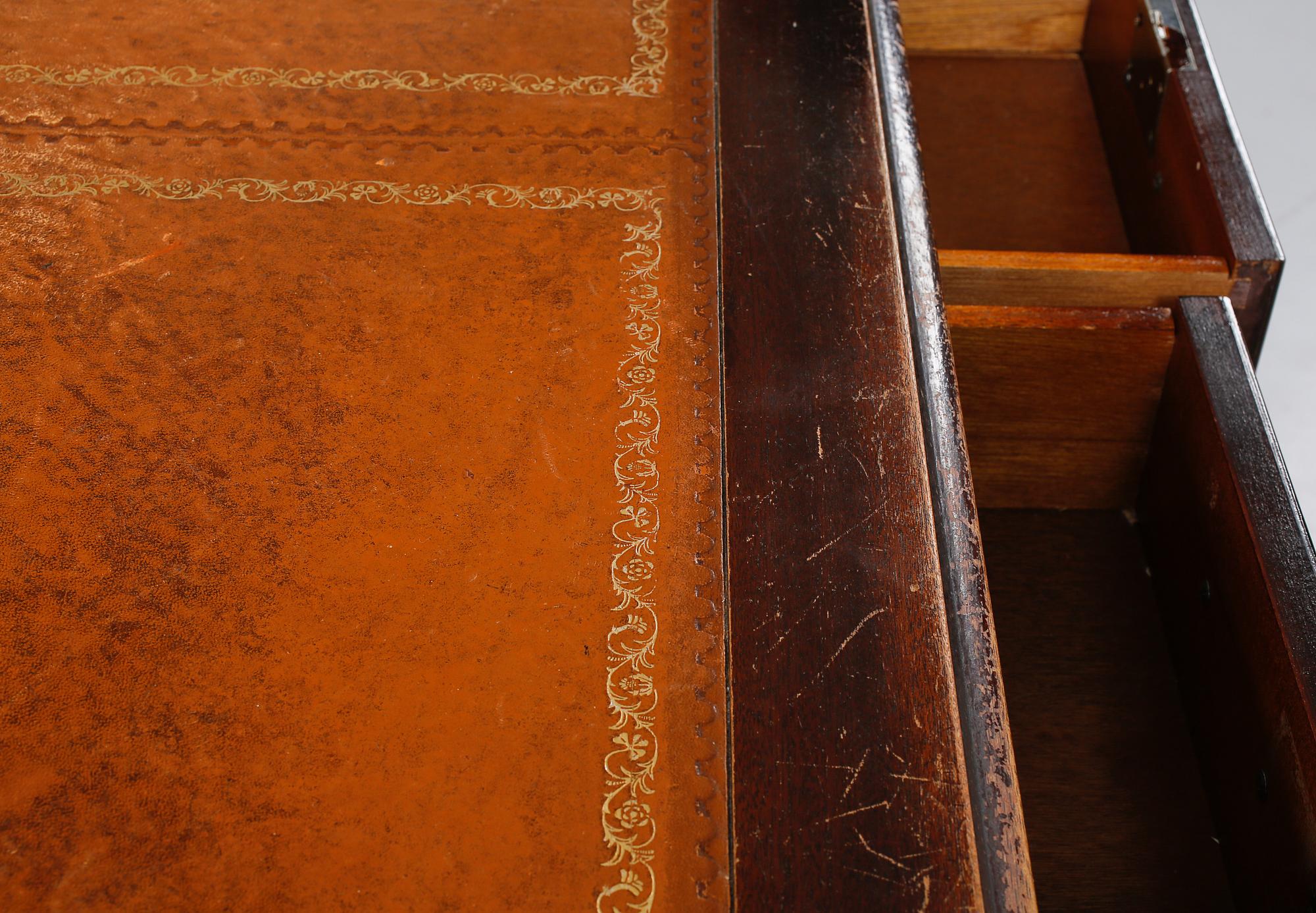 SKRIVBORD, engelsk stil, 1900-talets andra hälft.