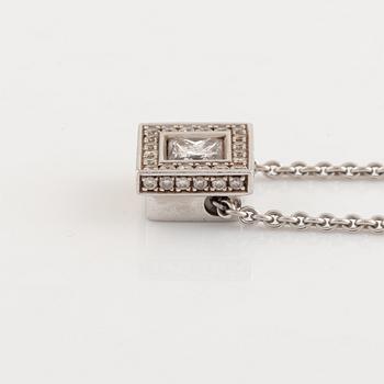 Pendant in white gold with princess-cut diamond and brilliant-cut diamonds. With chain.