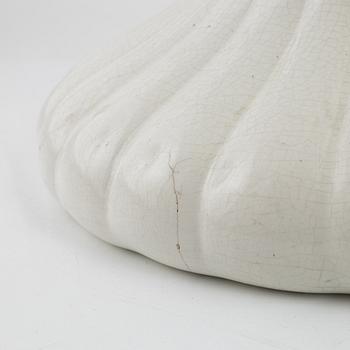 Dekorelement till kakelugn, flintgods, 1900-talets första hälft.