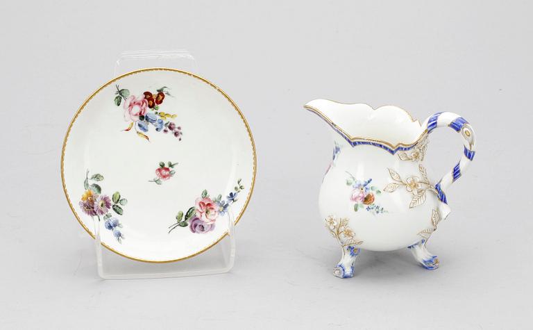 GRÄDDKANNA MED FAT, porslin, rokoko, Sèvresliknande märke, 1700-tal.