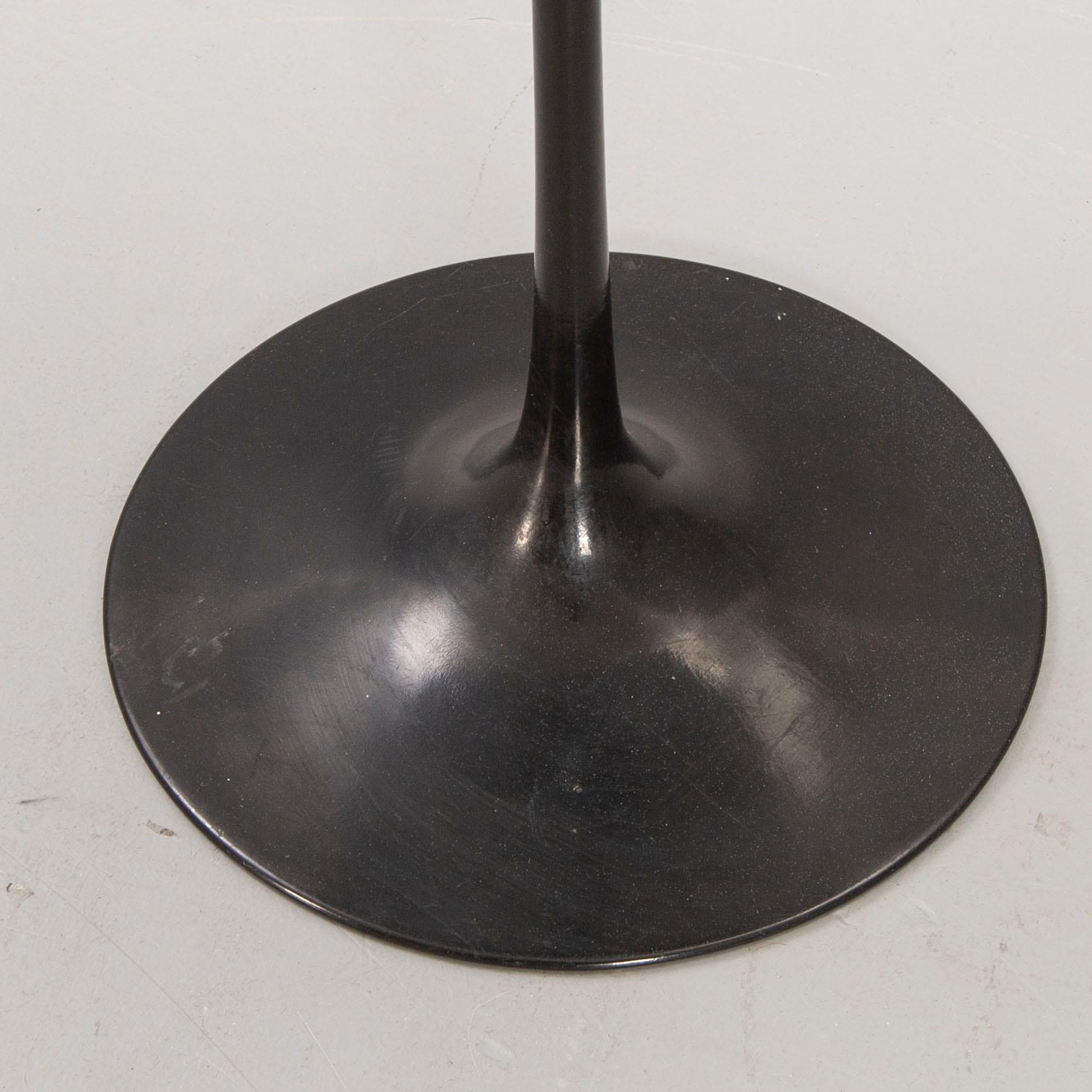 Eero Saarinen, sidobord "Tulip" Knoll International sent 1900-tal.