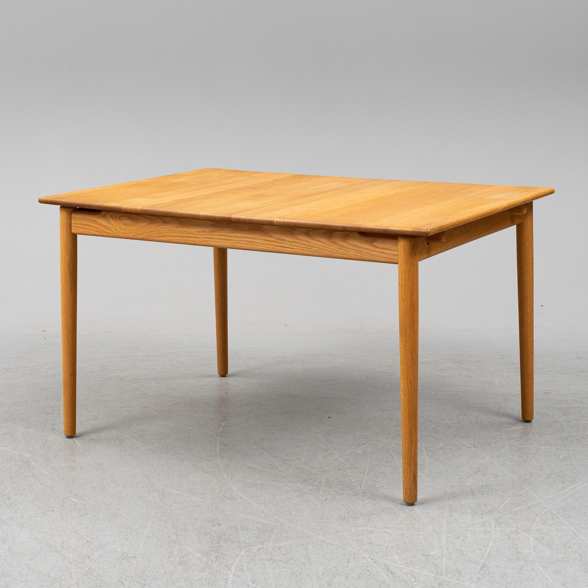 An oak dining table by Norrgavel.