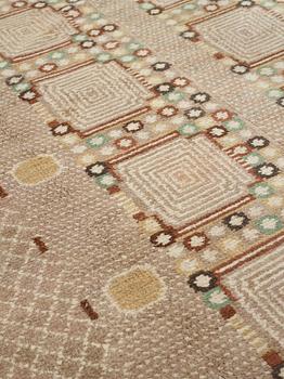 Barbro Nilsson, MATTO, "Krabban, grå", knotted pile, ca 496 x 277,5 cm (of which 45 cm are added on each side), signed AB MMF BN.