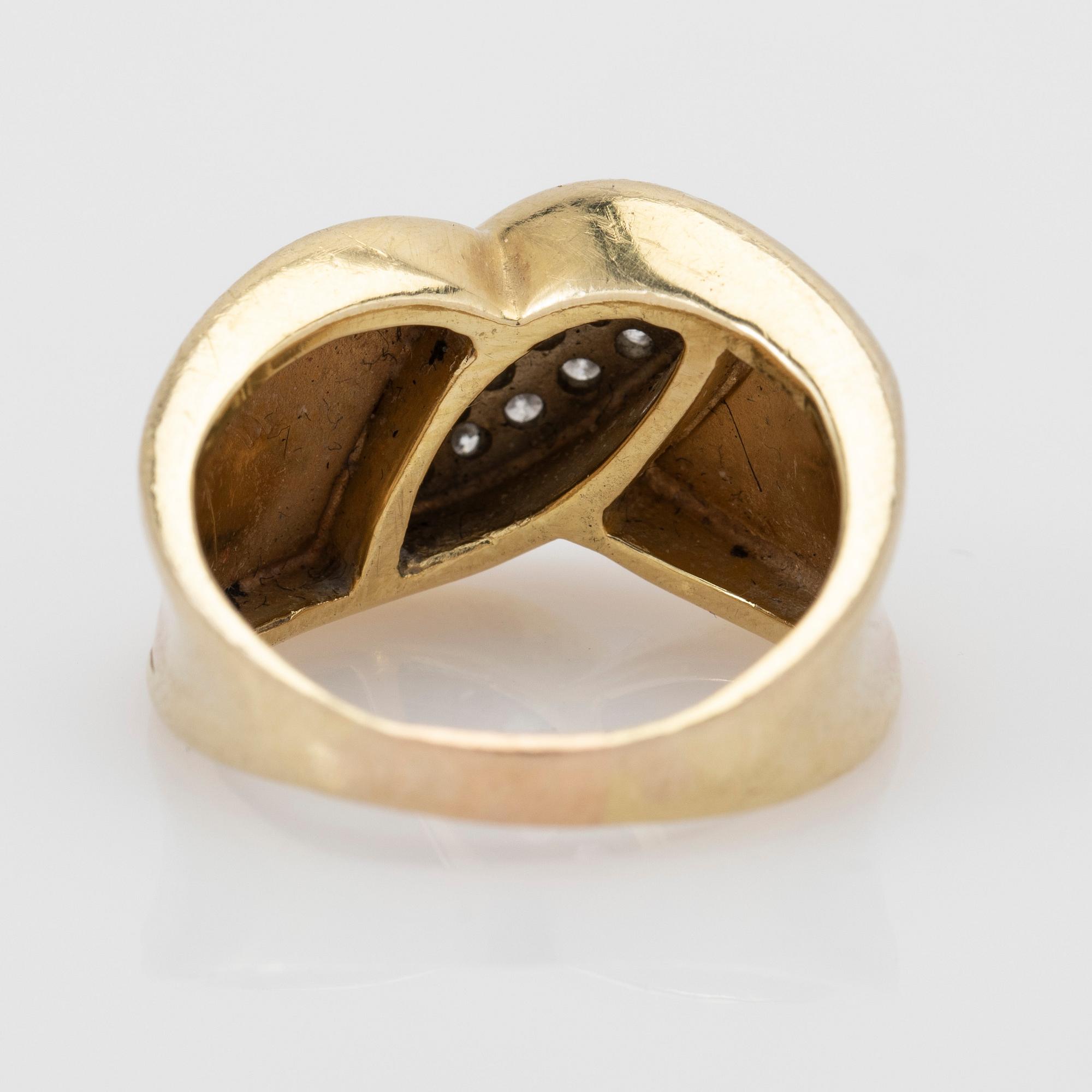 Ring, 18k gold with brilliant-cut diamonds.