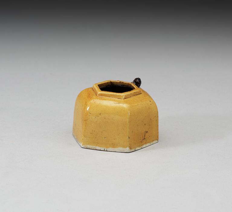 PENSELBAD, biskvi. Qing dynastin, Kangxi (1662-1722) med Xuande fyra karaktärers märke.