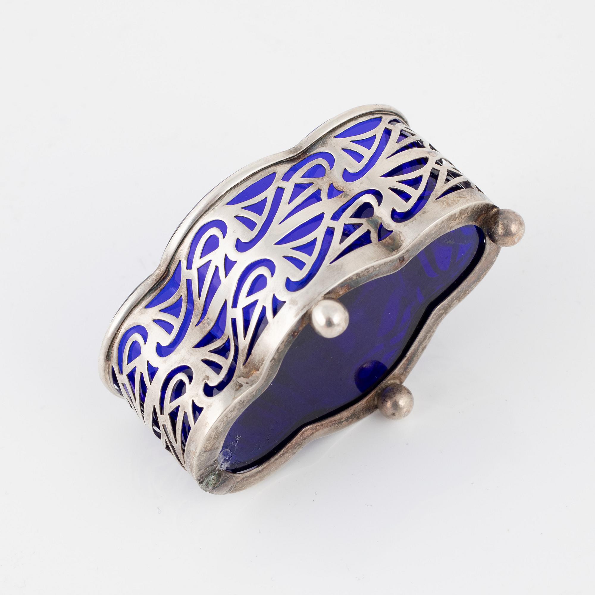 Saltkar och ströare, 8 delar, silver och vitmetall, England, 1800-1909.