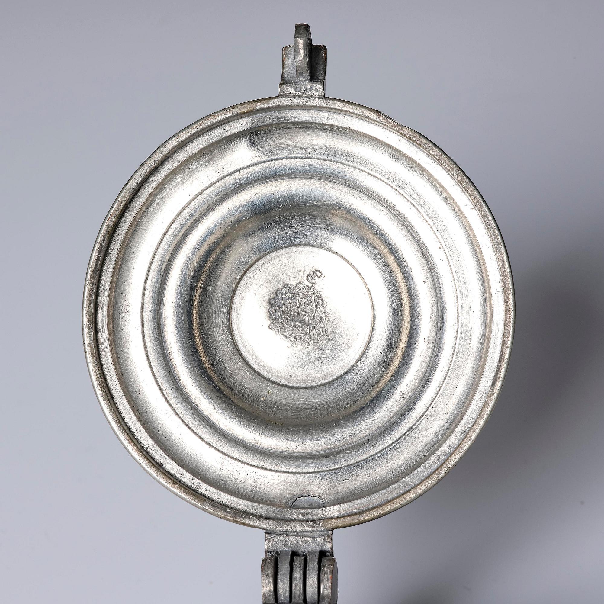 A late baroque pewter butter-box, mark og H. G. Pschorn, Stockholms 1732.