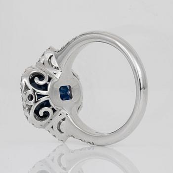 RING med mörkblå safir, 6.08 ct , samt briljantslipade diamanter totalt 0.99 ct.