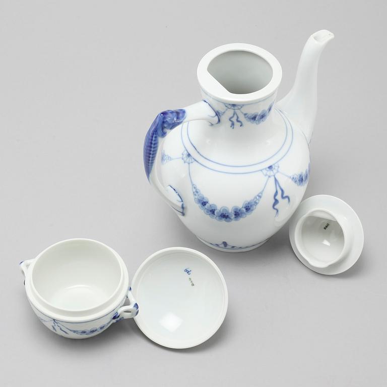 29 pieces of porcelain tableware from Bing & Gröndahl, model "Empire", second half of the 20th century.
