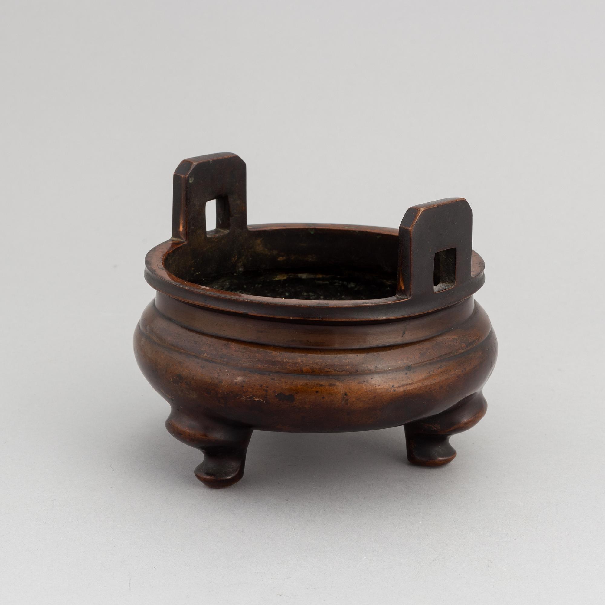 A Chinese bronze censer, late Qing dynasty, around the year 1900.