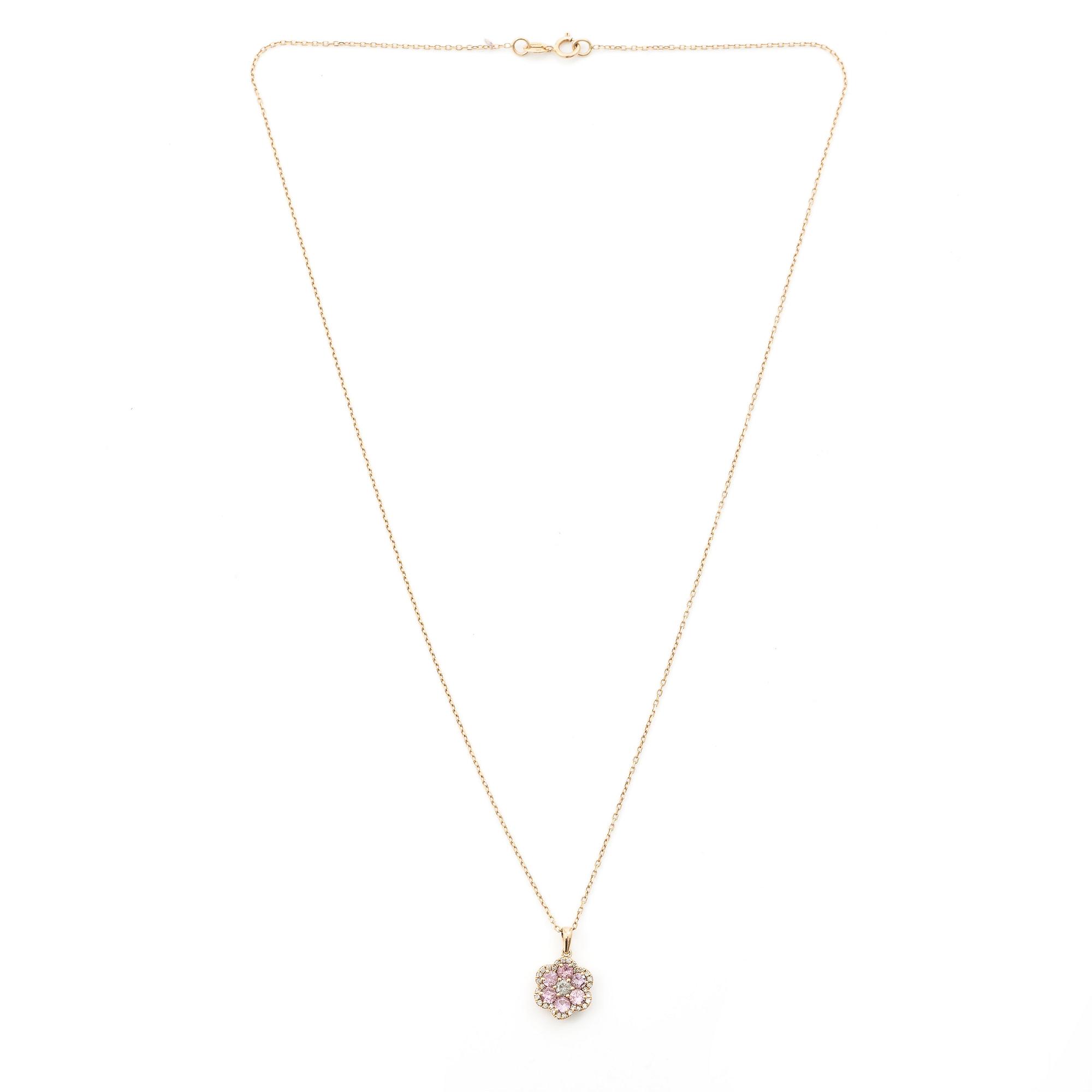 Collier, 18K guld med hänge i form av blomma med rosa safirer, vit mittsten och små diamanter.