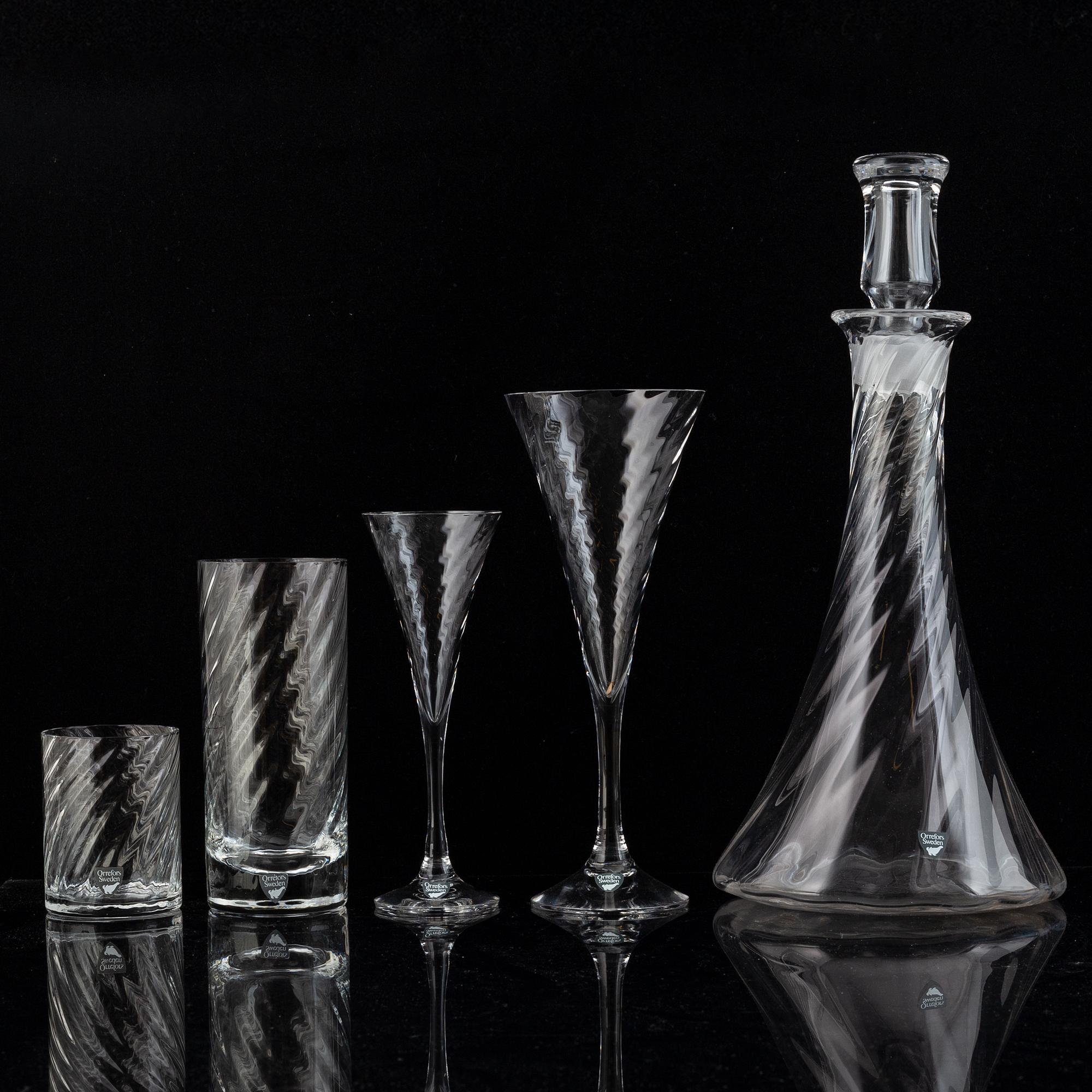 Gunnar Cyrén, a 'Helena' glass service, 33 pieces. Orrefors.