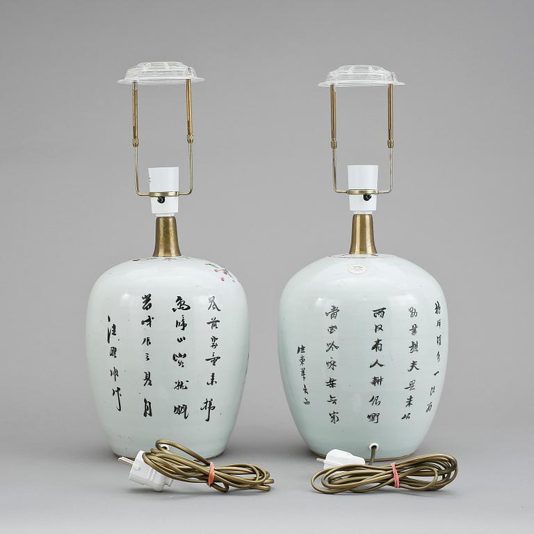 BORDSLAMPOR, 2 st, porslin, Kina, 1900-tal.