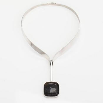 Olavi Wehmersuo, Halsband, sterlingsilver, spektrolit. Kaunis Koru, Helsingfors 1974.