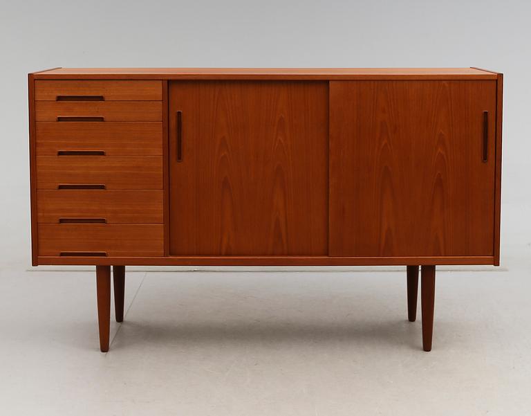 SIDEBOARD, Troeds, Bärnum, 1900-talets mitt.