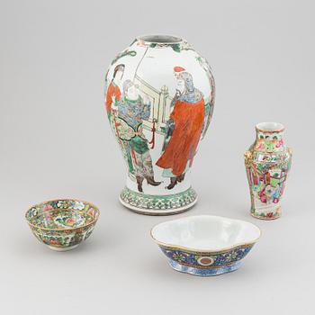 An urn, vase, dish and bowl, porcelain, four parts, China, 19th century to early 20th century.