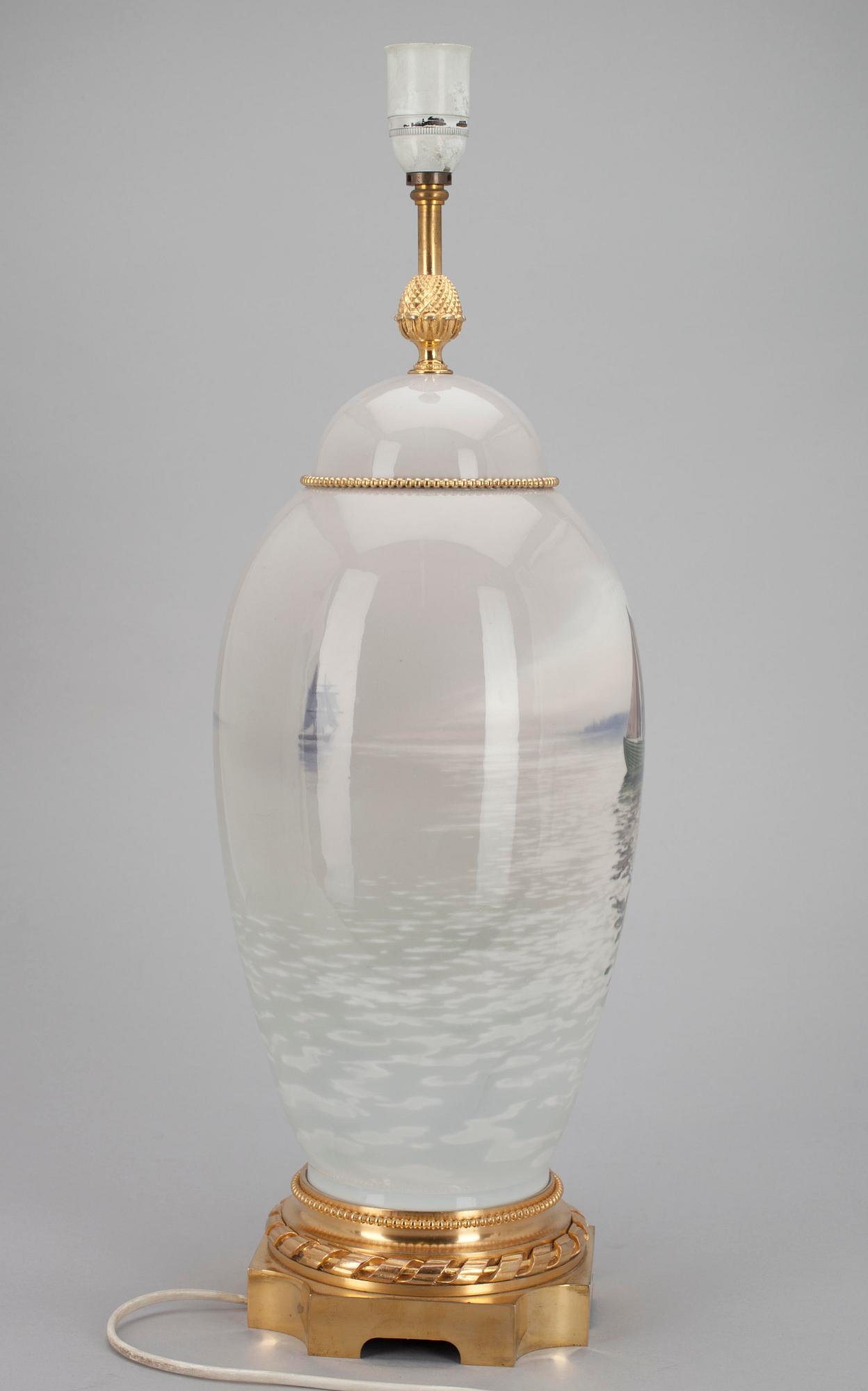 PÖYTÄVALAISIN, posliinia sekä kullattua messinkiä, Bing & Gröndahl, Tanska 1900-luvun alku.