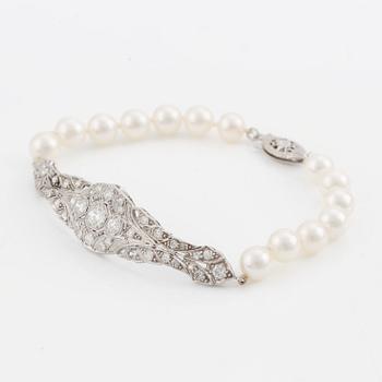 Bracelet, 14K white gold with cultured pearls and a centrepiece set with old-cut diamonds.