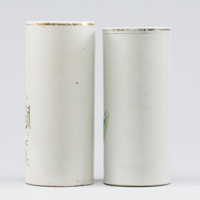 PENSELVASER, 2 st, porslin, Kina 1800-talets slut.