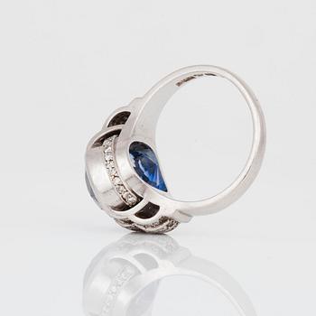RING med safir ca 11.00 ct, samt åttkantsslipade diamanter, totalt ca 0.40 ct.