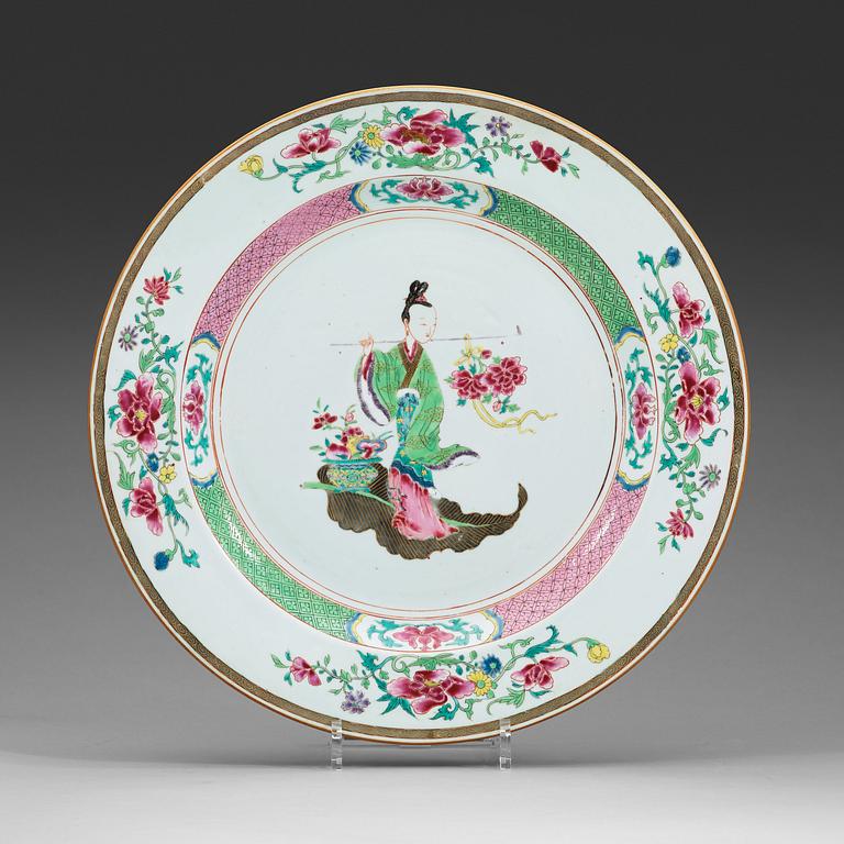 A large famille rose dish, Qing dynasty, Qianlong (1736-95).