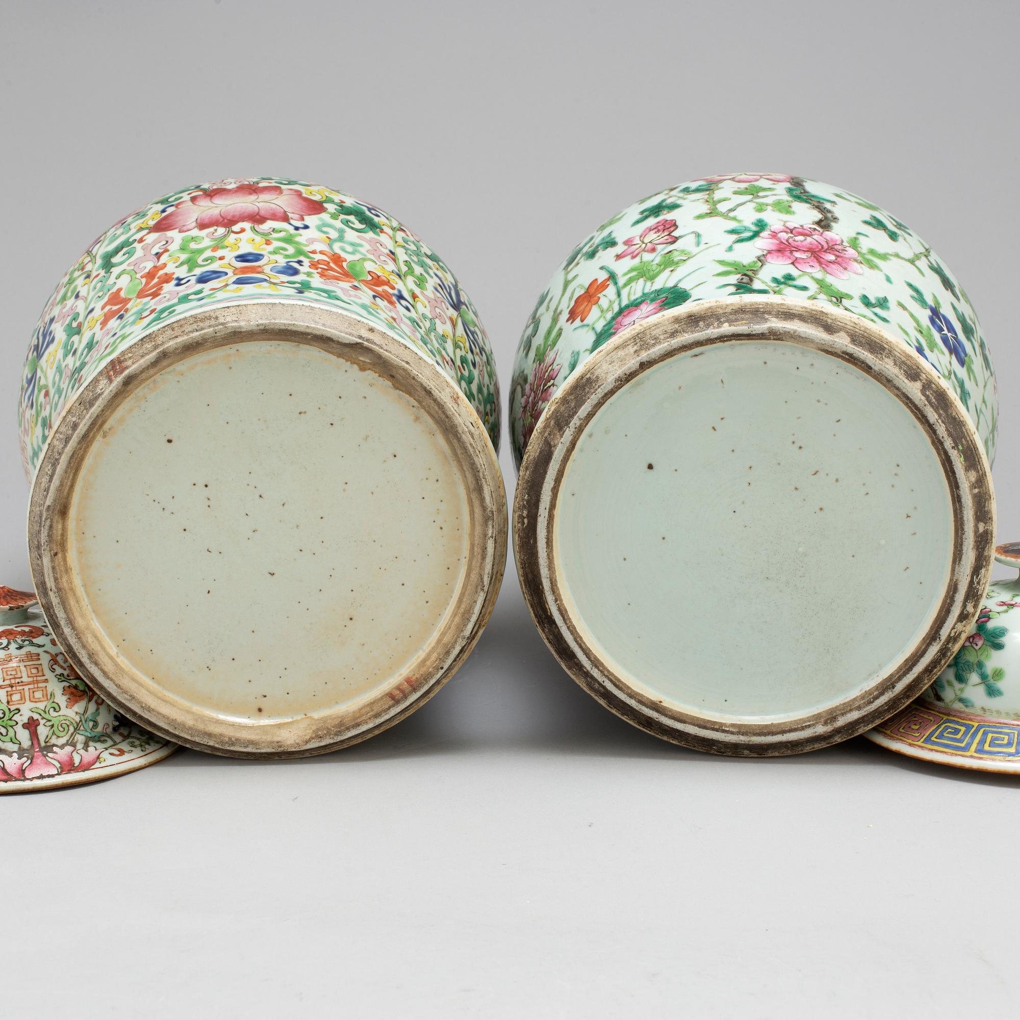 Two large famille rose vases with covers, Qing dynasty, circa 1900.