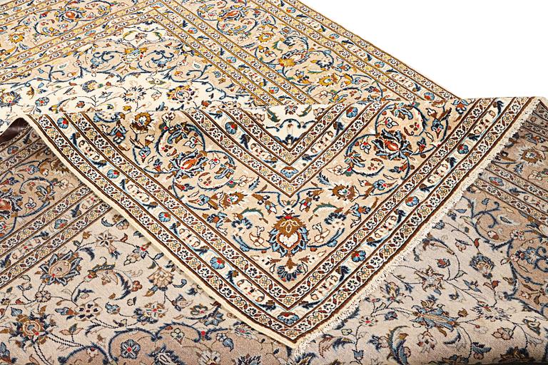 A Kashan carpet, a. 340 x 242 cm.