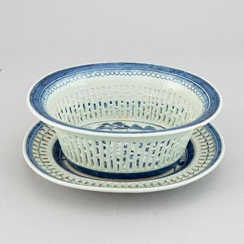 A blue and white chesnut basket, Qing dynasty, late 19th Century.