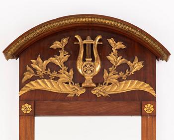 SPEGEL MED KONSOLBORD, Jonas Frisk (spegelfabrikör i Stockholm 1805-1824). Empire, 1800-talets början.