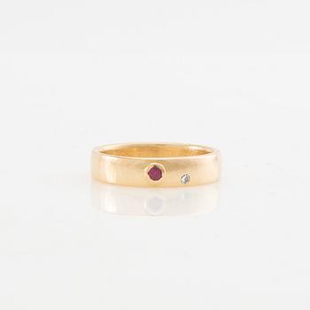 Ring 18K guld med en diamant och en röd sten. - Bukowskis