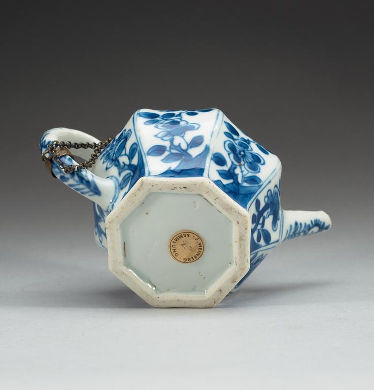 TEKANNA med LOCK, porslin. Qing dynastin, Kangxi (1662-1722).