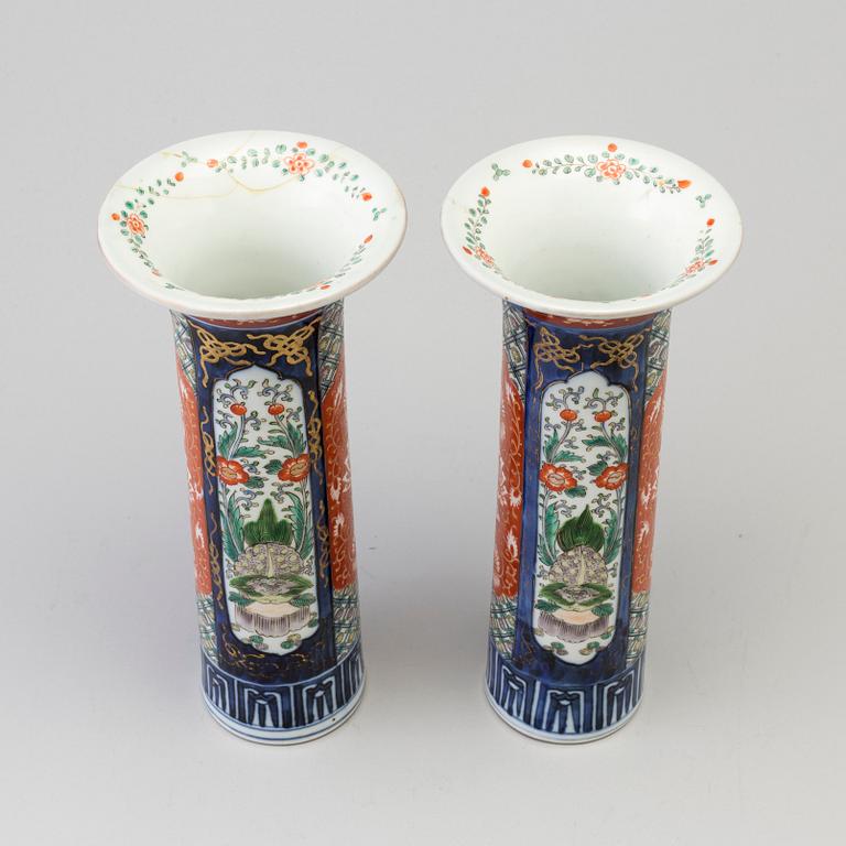 A PAIR OF CHINESE 19TH CENTURY PORCELAIN VASES.