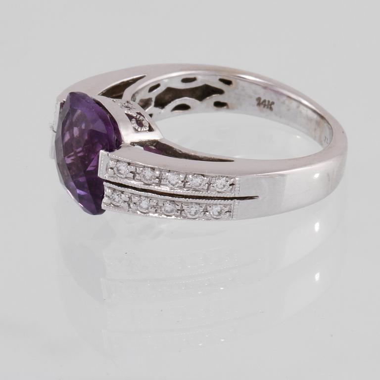 RING, 14k vitguld med checkerslipad ametist och 20 briljantslipade diamanter. Vikt 5 g.
