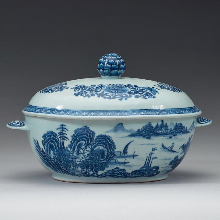 A blue and white export porcelain tureen with cover and stand, Qing dynasty, Qianlong (1736-1795).