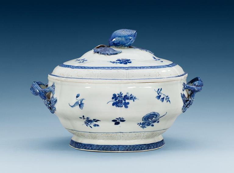 A blue and white tureen with cover, Qing dynasty, Qianlong (1736-95).