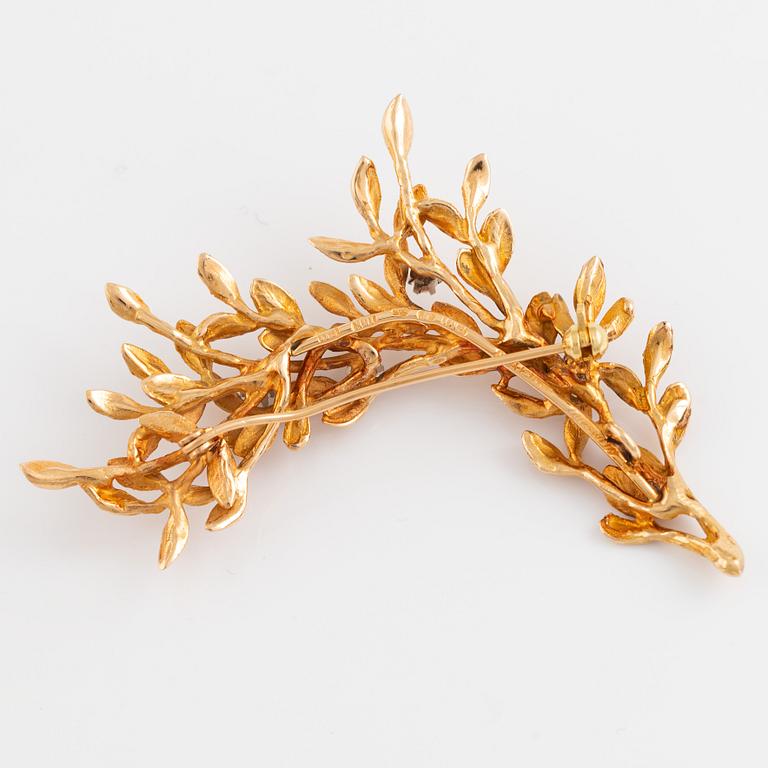 Gold and brilliant cut diamond flower brooch/pendant.