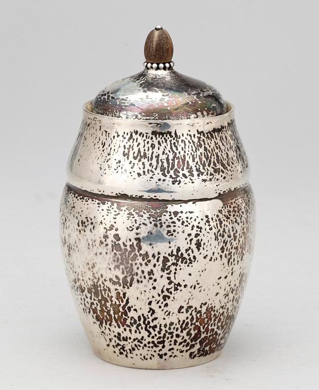 BURK, silver, Georg Jensen, Köpenhamn. 1900-talets första hälft. Vikt 233 gram.
