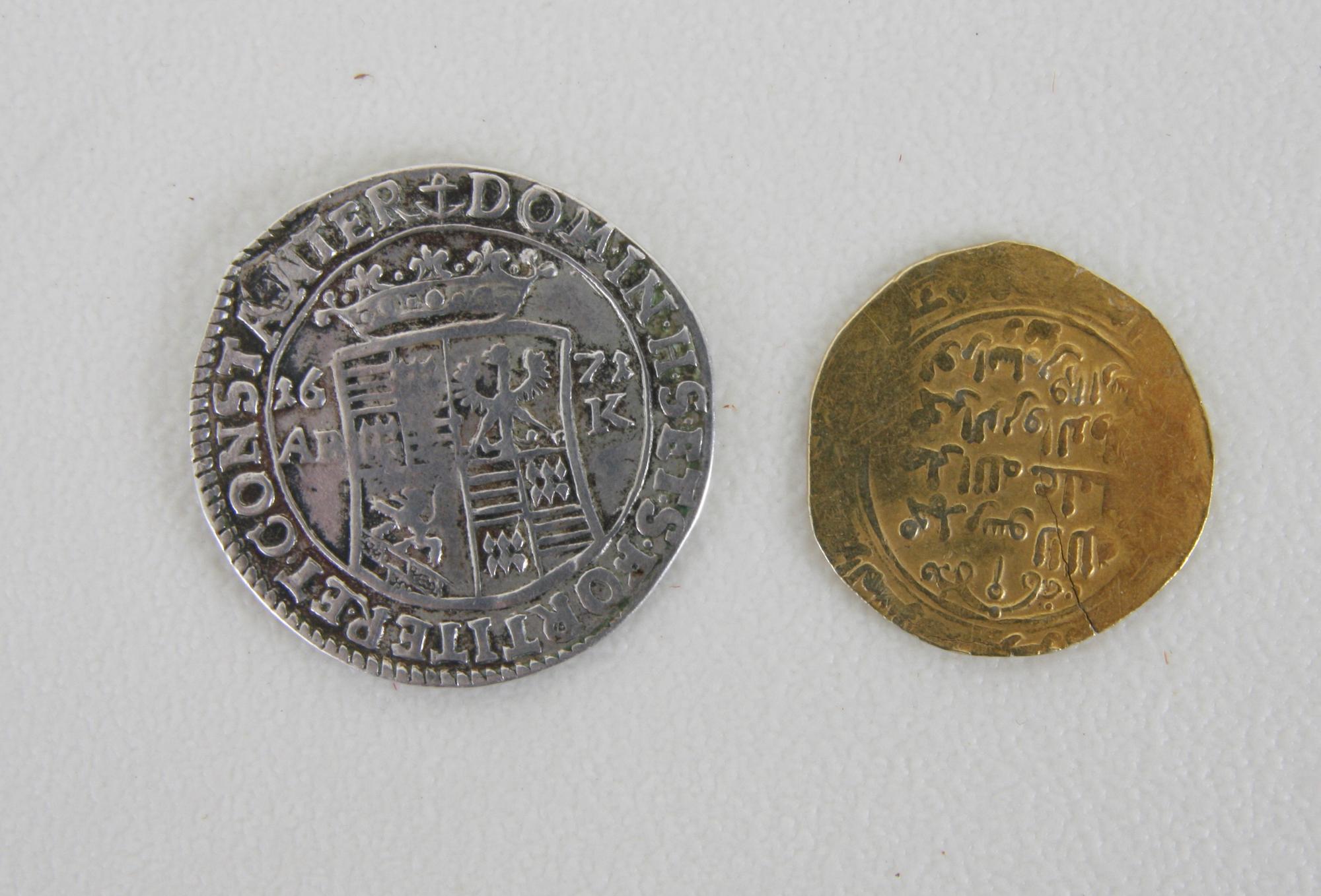 MYNT, 2 st. Guld och silver.