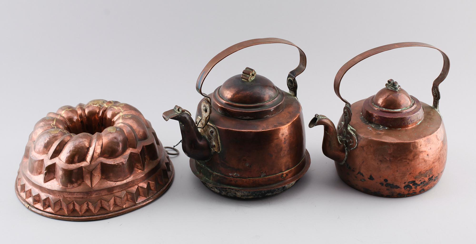 KAFFEPANNOR, 2 st samt ALADÅBFORM, koppar, 1800-tal.