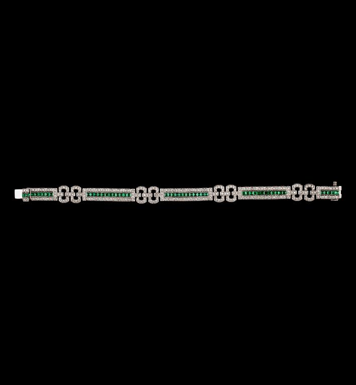 A diamond, 2.39 cts, and emerald, 2.61 cts, bracelet.