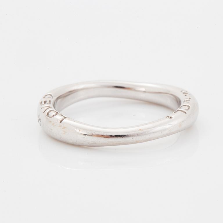Ole Lynggaard, Charlotte Lynggaard, Love ring nr 3 vitguld med briljantslipad diamant ca 0.015 ct.