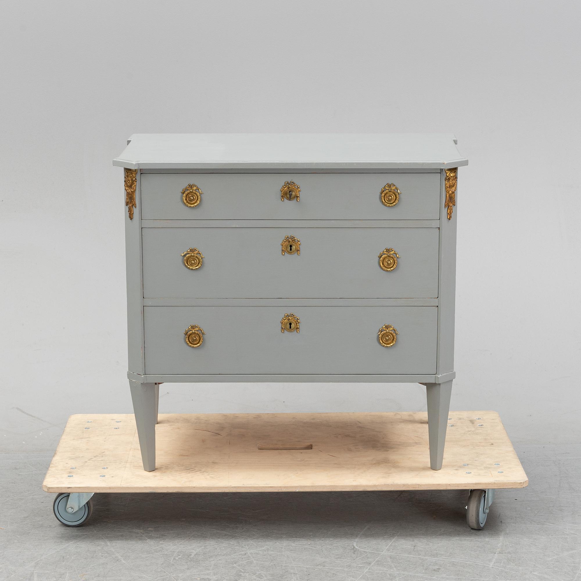 A painted Gustavian style chest of drawers, 20th Century.