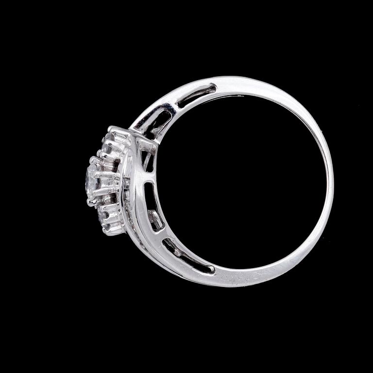 RING, 10k vitguld, 3 briljantslipade diamanter o ca25 små baguettslipade diamanter, tot ca1,33ct. Tot vikt ca 3,6g.