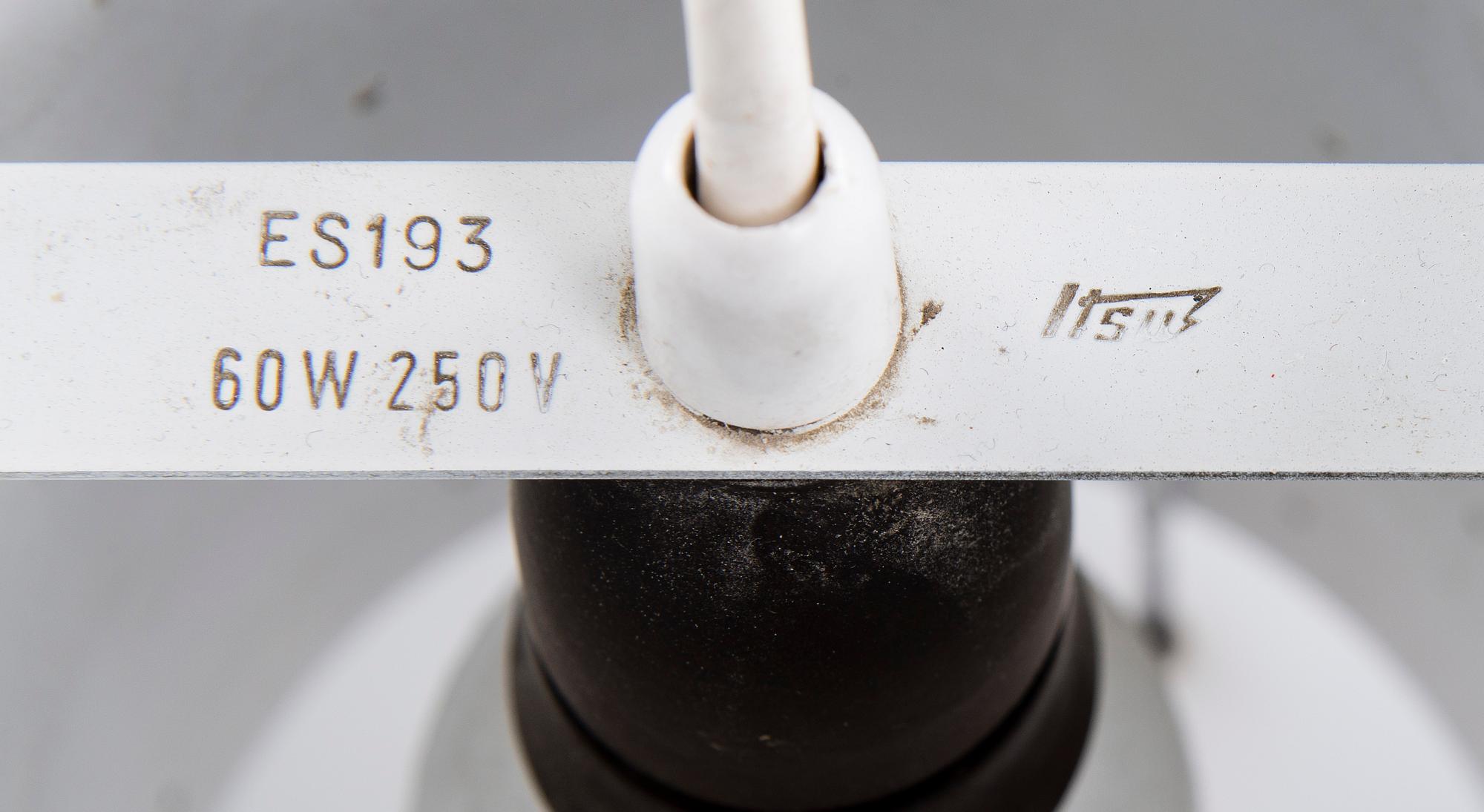 KATTOVALAISIN, Itsu. Korkeus 24 cm.