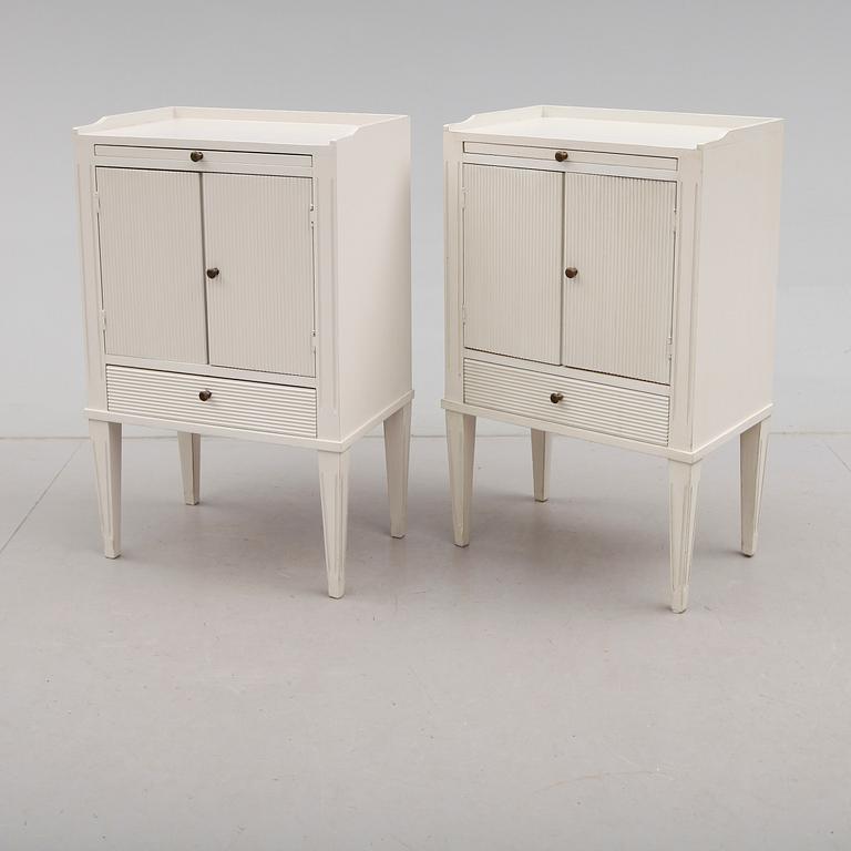 SÄNGBORD, 1 par, gustaviansk stil, 1900-talets andra hälft.