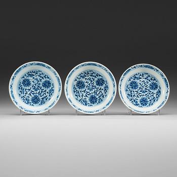 122. A set of three blue and white lotus dishes, Qing dynasty, 19th Century with Daoguangs seal mark i underglaze blue.