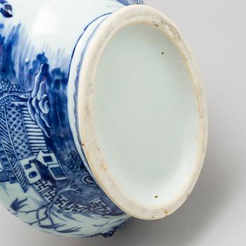 A blue and white export porcelain tureen with cover and a serving dish, Qing dynasty, Qianlong (1736-95).