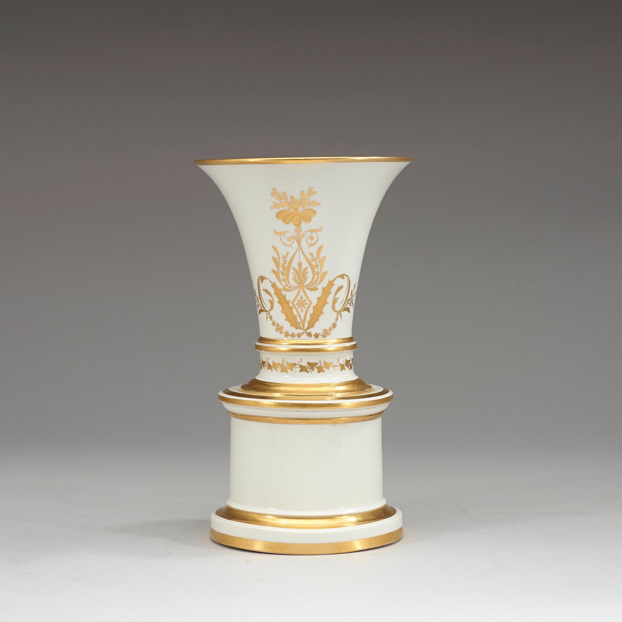 VAS med INSATS på SOCKEL, porslin. Fürstenberg, 1800-tal.