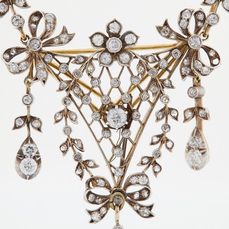 Brosch/hänge 14K guld och silver med gammal- och rosenslipade diamanter.
