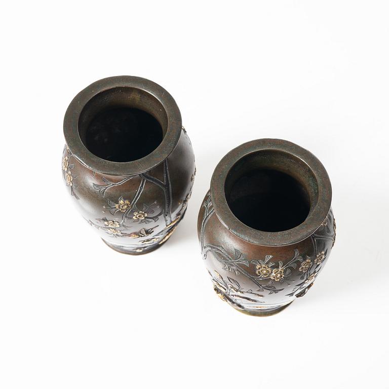 A pair of Japanese metal vases, Meiji (1868-1912).
